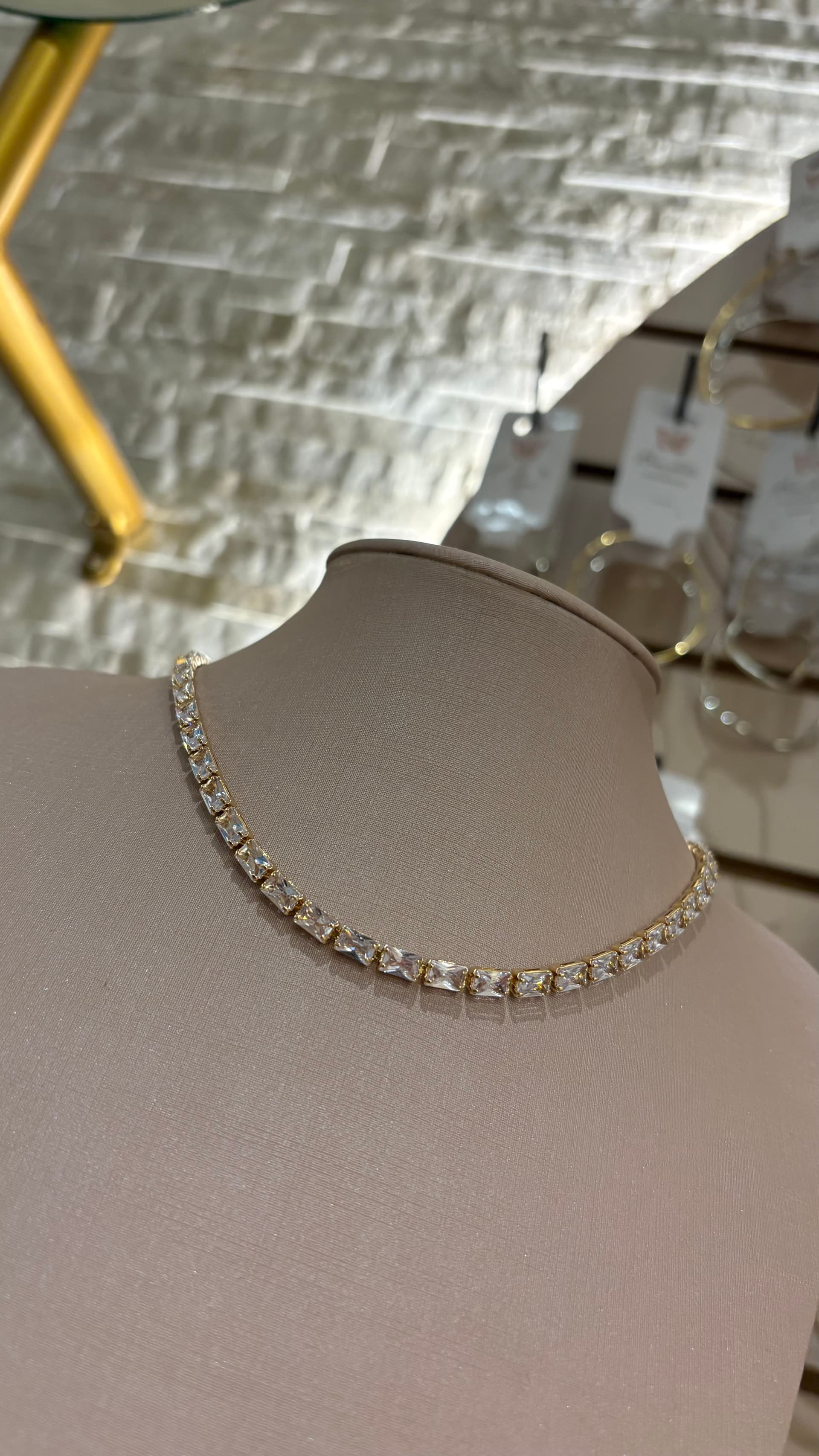 Colar cravejado, luxo